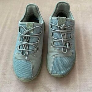 Adidas Tubular Size 1.5 Youth. Excellent I condition. Spacious & comfortable.